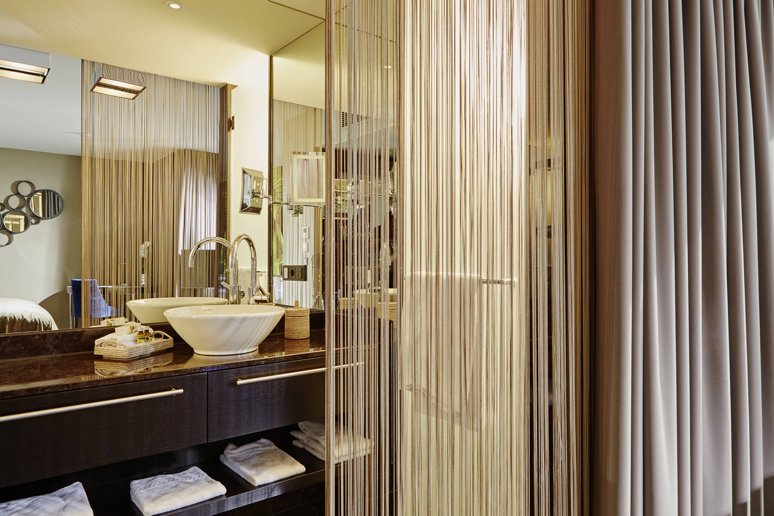 Offene Badezimmer mit Regendusche im Studio von Hotel Savoy in Köln