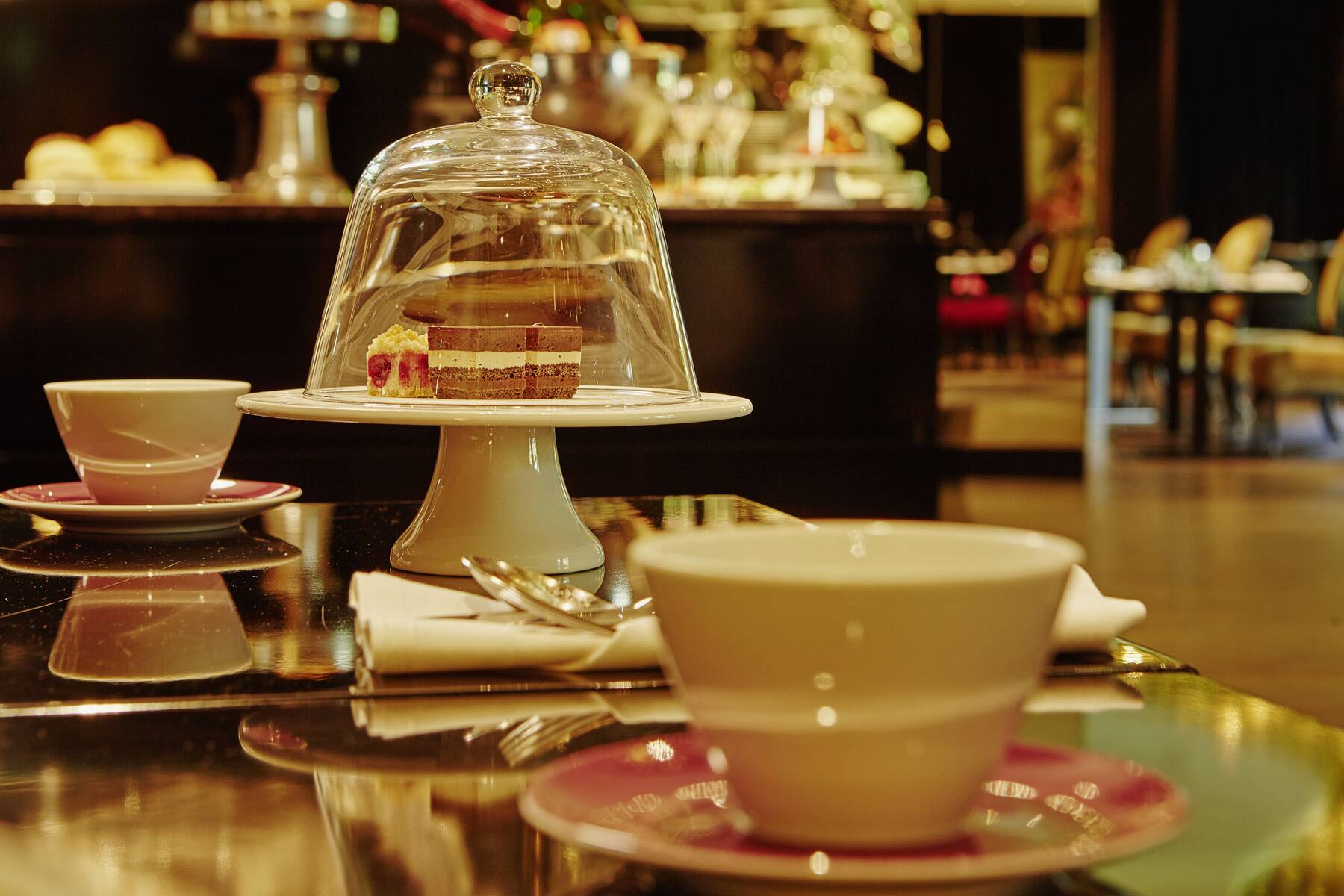 Tea Time in der Kaminlounge im Hotel Savoy mit Kuchen und Desserts