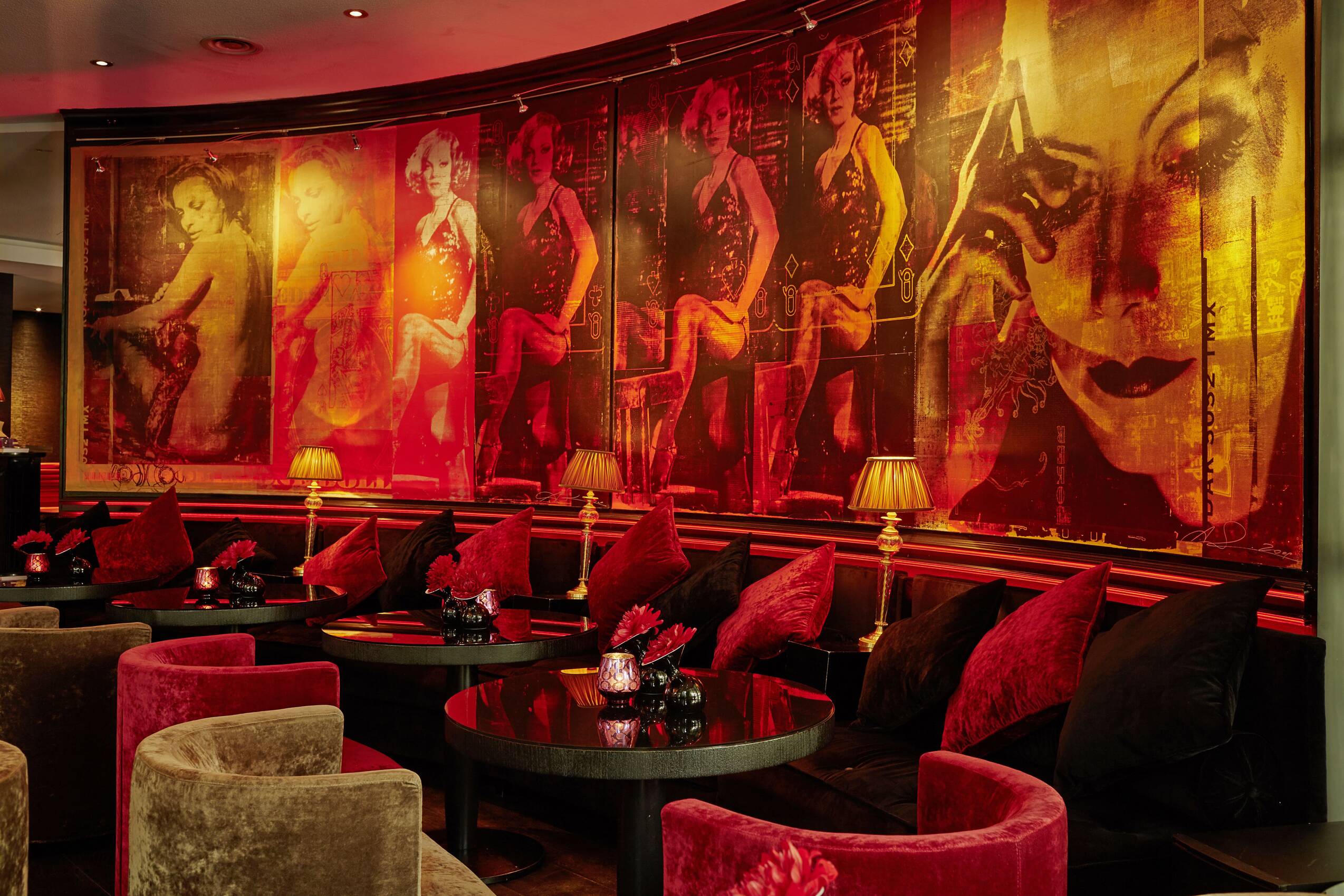 DIVAS Bar in Köln – Nachtleben in Köln mit Übernachtung im Hotel Savoy