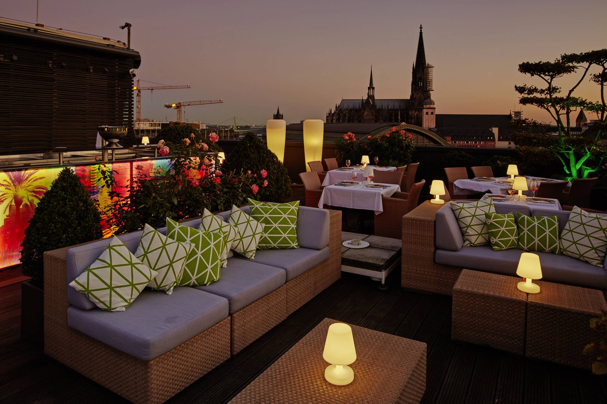 Dachterrasse mit Ausblick auf den Kölner Dom – Hotel Savoy in Köln