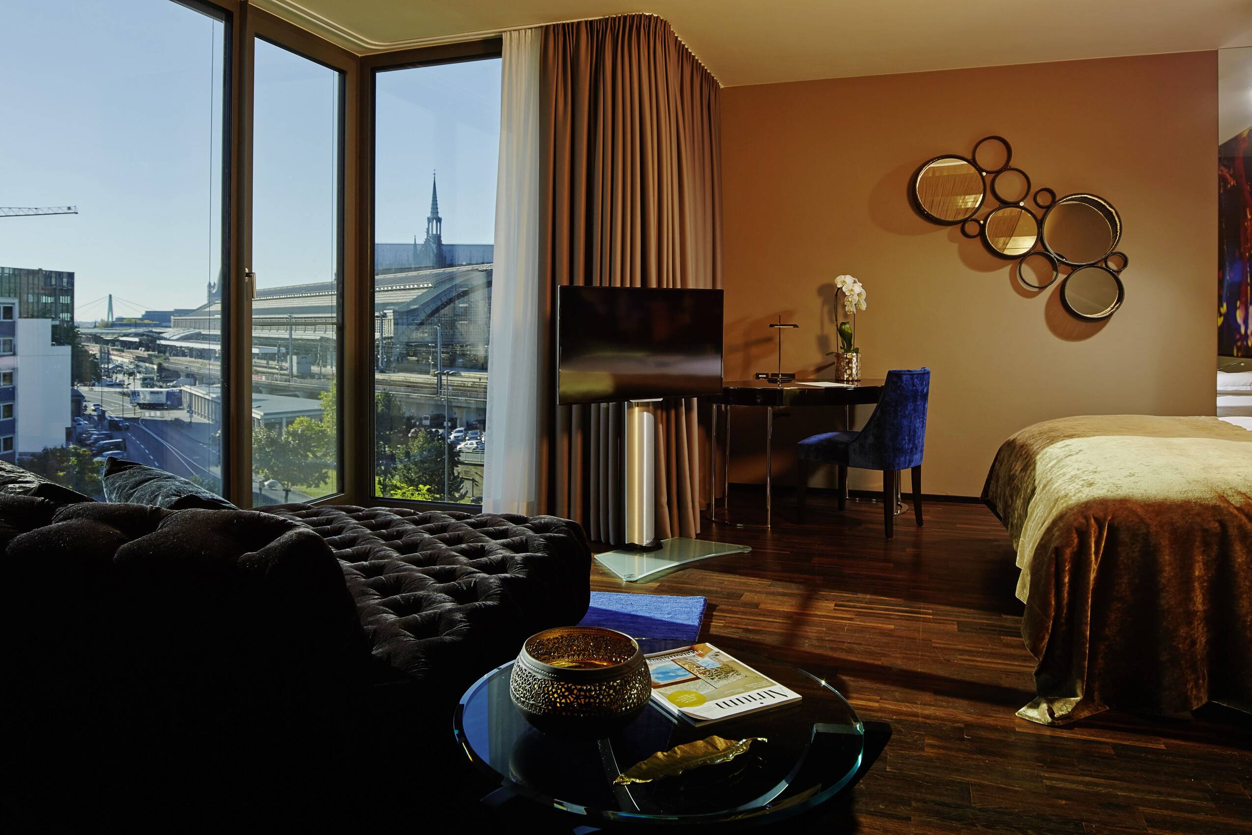 Hotelzimmer mit Blick auf den Kölner Dom im Hotel Savoy