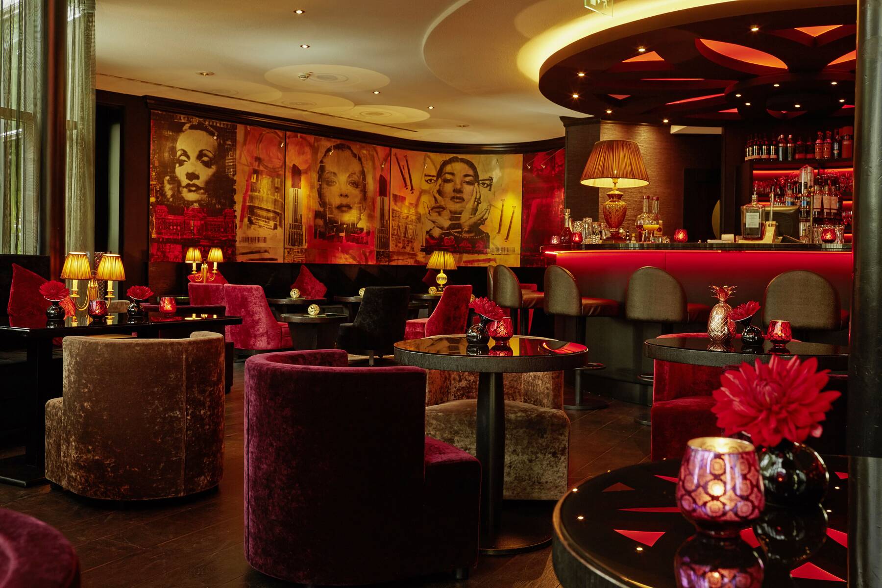 DIVAS Bar und Restaurant im Hotel Savoy – Hotspot für Ihren Urlaub in Köln