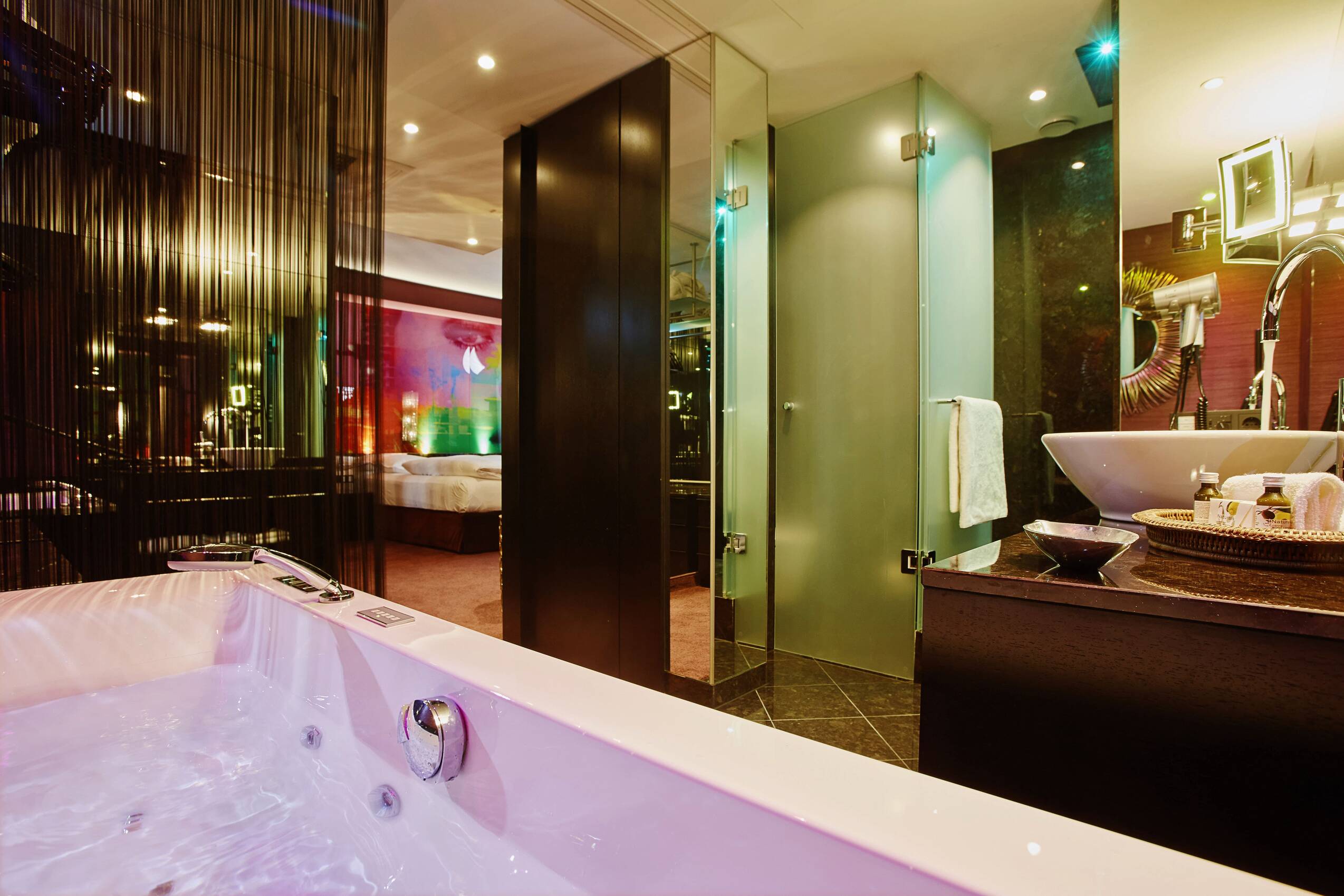 Großes Badezimmer in der Junior Suite – Urlaub im Hotel Savoy in Köln